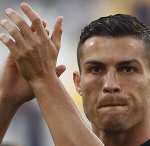 Che succede a Cristiano Ronaldo? Umiliato in panchina, onorato in Arabia, il Portogallo lo abbandona allo sceicco