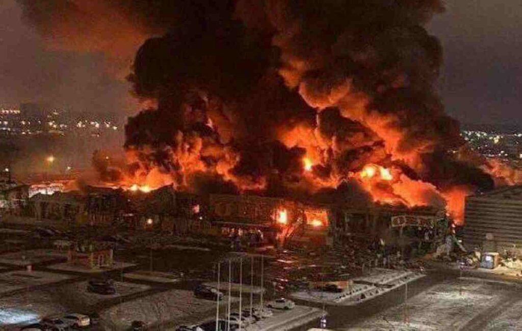 russia centro commerciale in fiamme