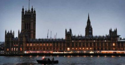 Scandalo a Westminster, Times accusa: "Prostitute in hotel per i deputati britannici in trasferta"