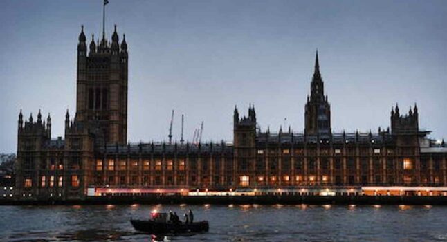Scandalo a Westminster, Times accusa: "Prostitute in hotel per i deputati britannici in trasferta"