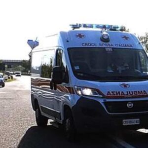A1, minibus si ribalta lungo la corsia di sorpasso: morto 50enne, quattro feriti