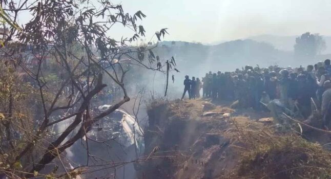 Aereo con 72 a bordo precipita in Nepal, almeno 40 morti, nessun italiano, in fiamme i due spezzoni del relitto