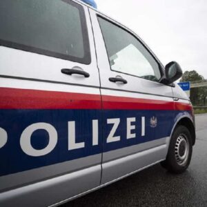 Austria, passa col rosso e imbocca l'autostrada: maxi inseguimento con 14 pattuglie della polizia