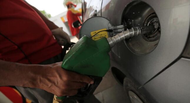 Benzina, finisce a sciopero (dei benzinai il 25 e 26). Governo s'impicca a bugia speculazione e fa sui carburanti un politico casino