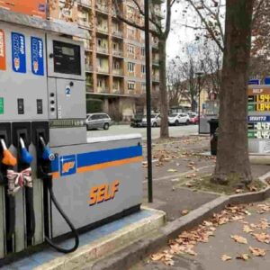Un pieno di benzina oggi costa 9 euro in più rispetto a fine dicembre