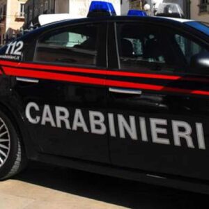 Dopo una lite segrega in casa la moglie e la vicina e le minaccia con un coltello: arrestato 45enne a Capannori (Lucca)