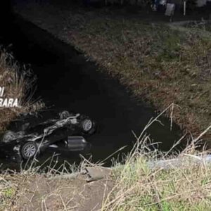 Finisce in un canale con la sua auto: salvato dai carabinieri