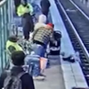 Donna spinge una bimba di 3 anni sui binari del treno: il video della follia negli Usa