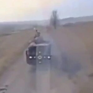 In un video un drone kamikaze ucraino segue e fa saltare un blindato russo, i soldati di Putin muoiono come mosche