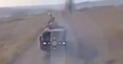 In un video un drone kamikaze ucraino segue e fa saltare un blindato russo, i soldati di Putin muoiono come mosche