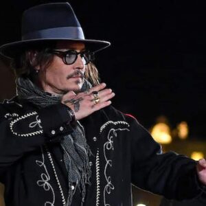 Johnny Depp lieto, chiuse le cause con Amber Heard: per entrambi immagine a pezzi unici a guadagnare gli avvocati