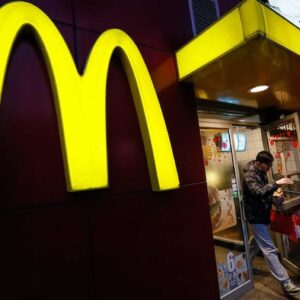 McDonald's, all'ex capo costa caro l'amore e il silenzio: licenziato e multato dalla Sec, 40 milioni di buonuscita