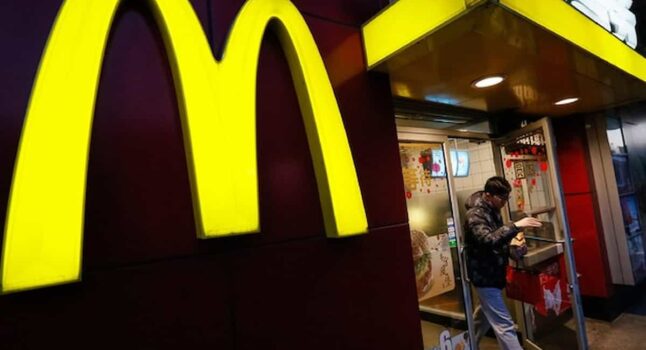 McDonald's, all'ex capo costa caro l'amore e il silenzio: licenziato e multato dalla Sec, 40 milioni di buonuscita