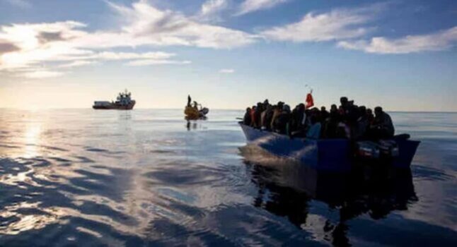 Immigrazione, stop ai taxi del mare, decreto contro la fabbrica dei salvataggi, ma gli sbarchi continuano