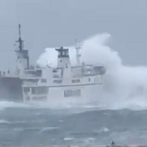 Ponza-Formia, il traghetto in mare per cinque ore tra le onde di otto metri VIDEO