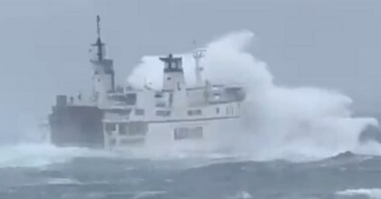 Ponza-Formia, il traghetto in mare per cinque ore tra le onde di otto metri VIDEO