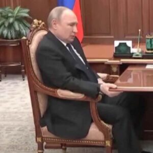 Provocazioni di guerra, Zelenski: “Non so se Putin è vivo”, zar spaccone: “Faccio la guerra per fermare la guerra”