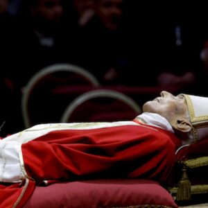 Funerali di Papa Ratzinger, presenti Capi di Stato e teste coronate, il grido della folla: ”Santo subito“
