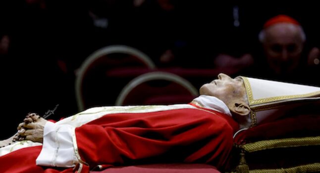 Funerali di Papa Ratzinger, presenti Capi di Stato e teste coronate, il grido della folla: ”Santo subito“
