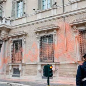 Vernice contro la facciata del Senato: il blitz degli "ambientalisti" a Roma FOTO