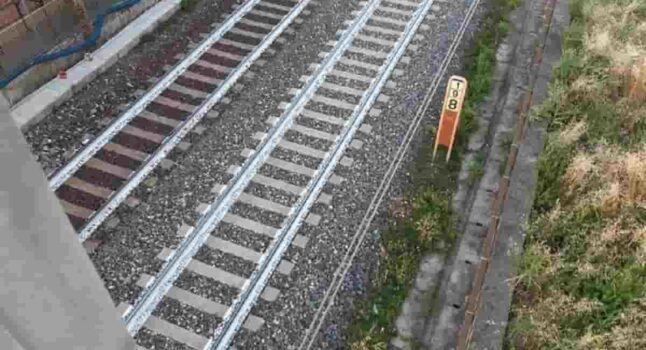 Tenta di attraversare binari: 15enne muore colpito da un treno