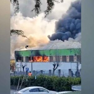 A fuoco la fabbrica di elettromeccanica, colonna di fumo nero su Gambugliano: "Chiudete le finestre"