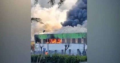 A fuoco la fabbrica di elettromeccanica, colonna di fumo nero su Gambugliano: "Chiudete le finestre"