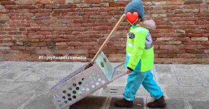 La bimba che si maschera da spazzina a Carnevale, il sindaco di Venezia la loda FOTO