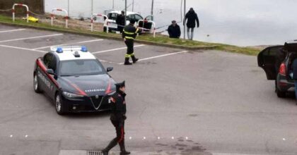Cadavere di donna in un'auto sulla spiaggia del Lago a Lecco: il corpo era sui sedili posteriori