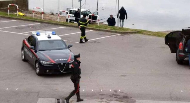 Cadavere di donna in un'auto sulla spiaggia del Lago a Lecco: il corpo era sui sedili posteriori