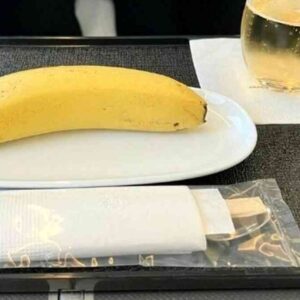 Se chiedi un pasto vegano in aereo ti portano solo una banana e le bacchette