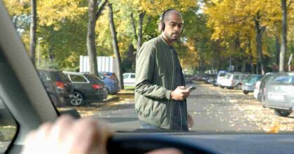 Vietato attraversare la strada parlando al cellulare. In Zambia, lo dice la legge