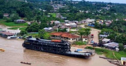 La centrale di Polizia galleggiante in Amazzonia, foto Ansa