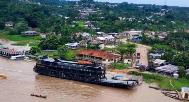 La centrale di Polizia galleggiante in Amazzonia, foto Ansa