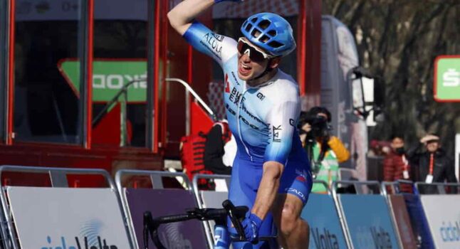 Giro di Catalogna, l’australiano Kaden Groves vince con la bici di scorta, Roglic sempre leader della corsa