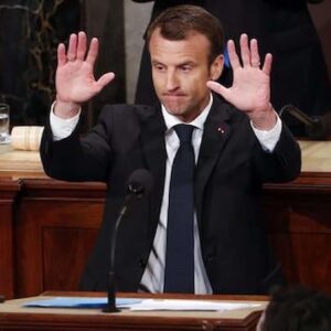 Parigi, Francia in subbuglio, Macron forza sulle pensioni, scatena il caosParigi, Francia in subbuglio, Macron forza sulle pensioni, scatena il caos