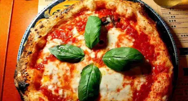 Pizza napoletana cancerogena, foto d'archivio Ansa