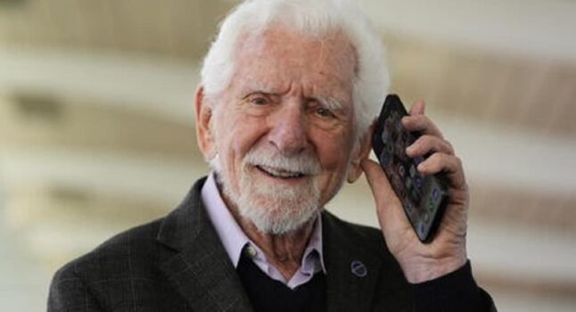 50 anni fa la prima telefonata col cellulare, Ansa