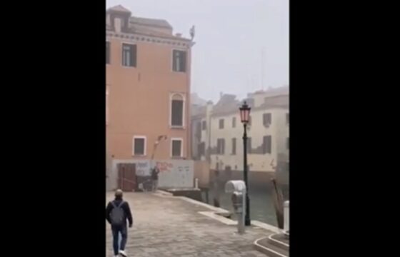 venezia si tuffa nel canale
