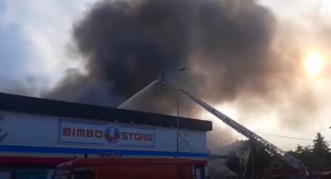 Grosso incendio in via Emilio Lepido a Parma, il sindaco: "Chiudete le finestre ed evitate spostamenti"