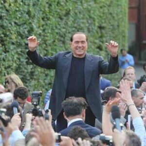 Berlusconi ha la leucemia mielomonocitica cronica, è trattabile e reagisce bene. In terapia intensiva per una polmonite