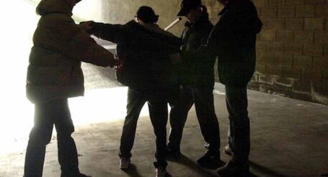 Studente picchiato e rapinato all'uscita di scuola: arrestati quattro 17enni a Gallarate