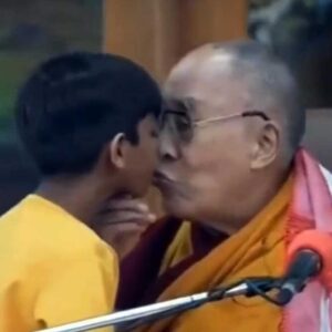 dalai-lama-succhiami-lingua-bambino