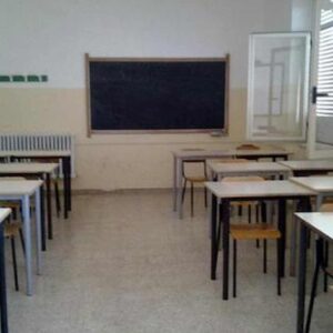 Studente si getta dalla finestra della classe: dramma in una scuola secondaria della provincia di Livorno