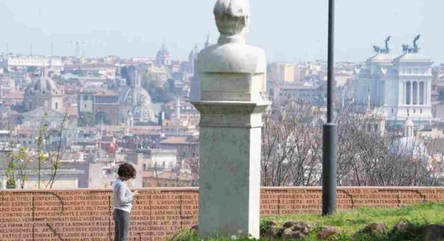 Guida turistica cade dal Gianicolo a Roma: è precipitata per oltre sei metri