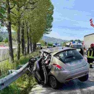 Scontro auto contro Tir sulla SP1 ad Arzignano: morta una donna di 43 anni