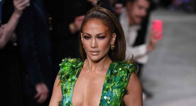 Jennifer Lopez lancia il suo marchio di Spritz ipocalorici. Fan in rivolta: "Ma se non bevi..."