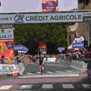Lo svizzero Joel Suter ha vinto in solitaria la terza tappa del Giro di Sicilia. Gruppo beffato per 4 secondi