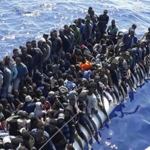 Migranti, sbarchi continui, nuovi barchini dalla Tunisia: Elly Schlein accusa, Piantedosi non ci sta