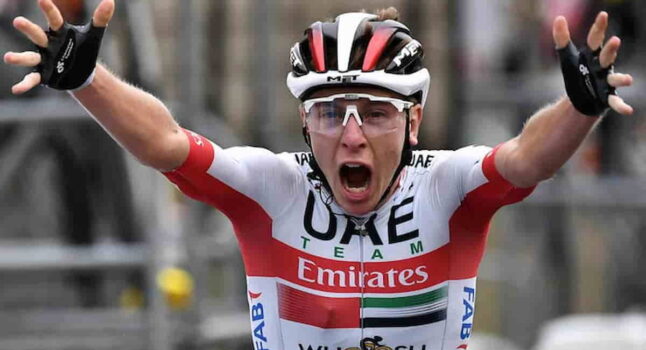 Ciclismo, fenomeno Pogacar, vince in solitaria la Amstel Gold Race accolto al traguardo dal delirio popolare